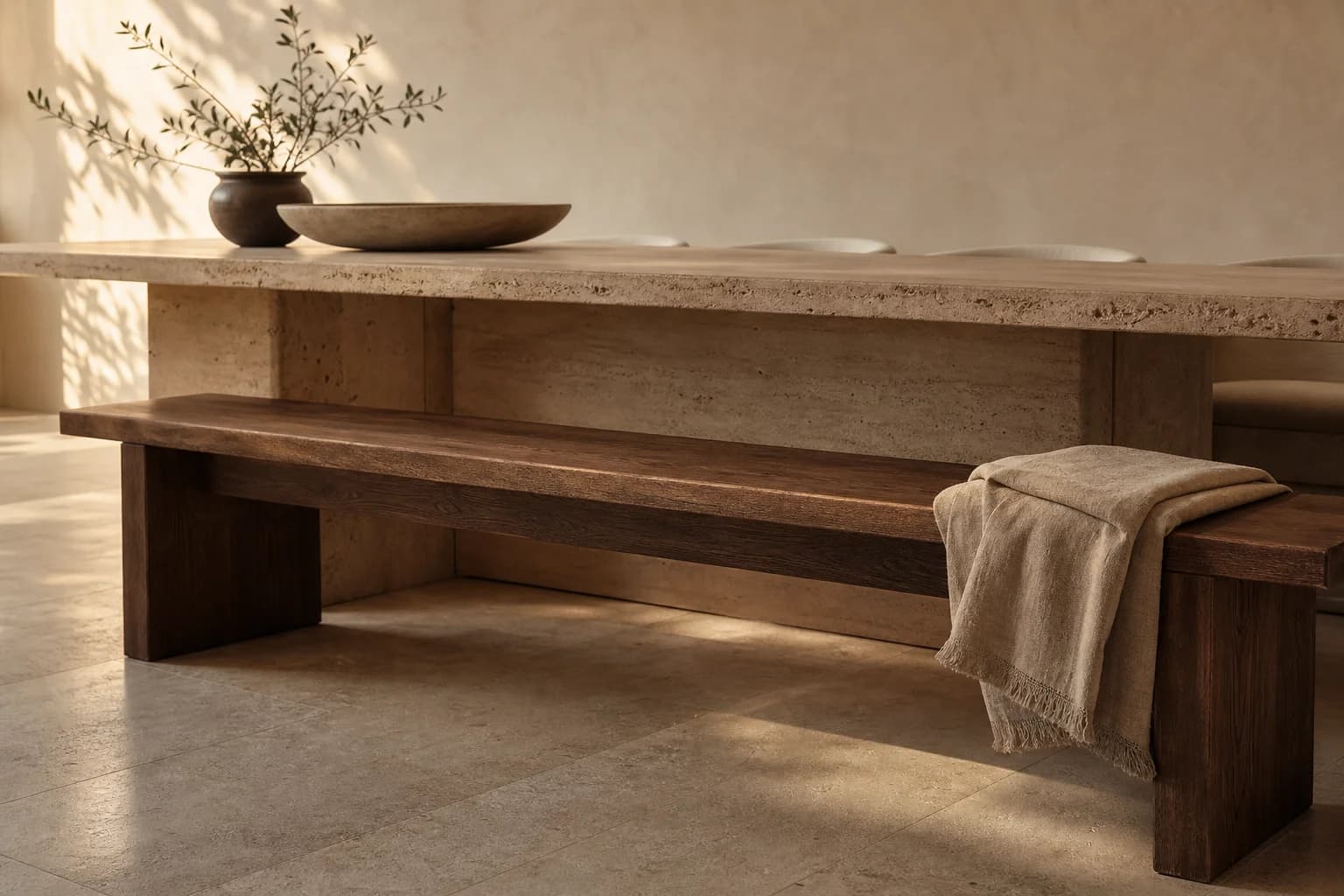 Banc de salle à manger en chêne massif MaisondAix glissé sous une table de repas