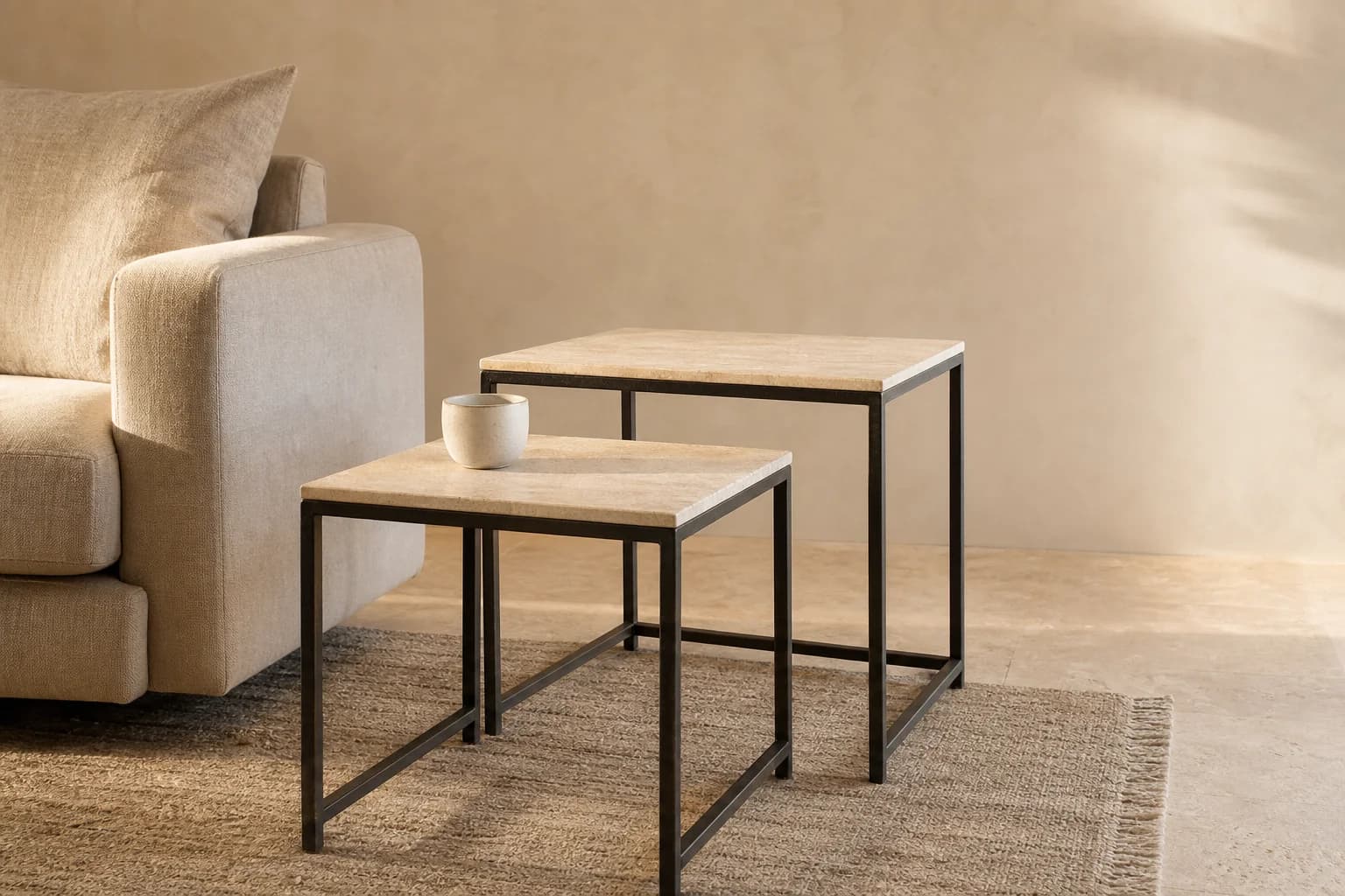Tables gigognes en pierre et métal MaisondAix déployées dans un salon de passage