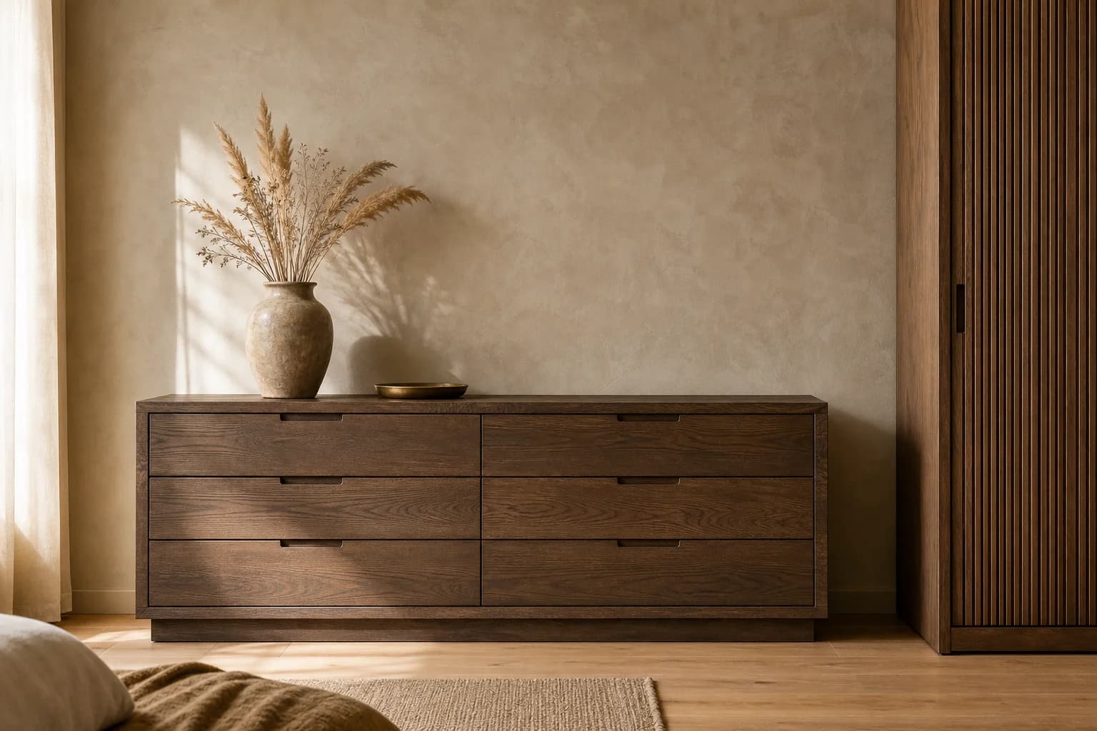 Commode en chêne massif MaisondAix dans une chambre aux teintes désaturées