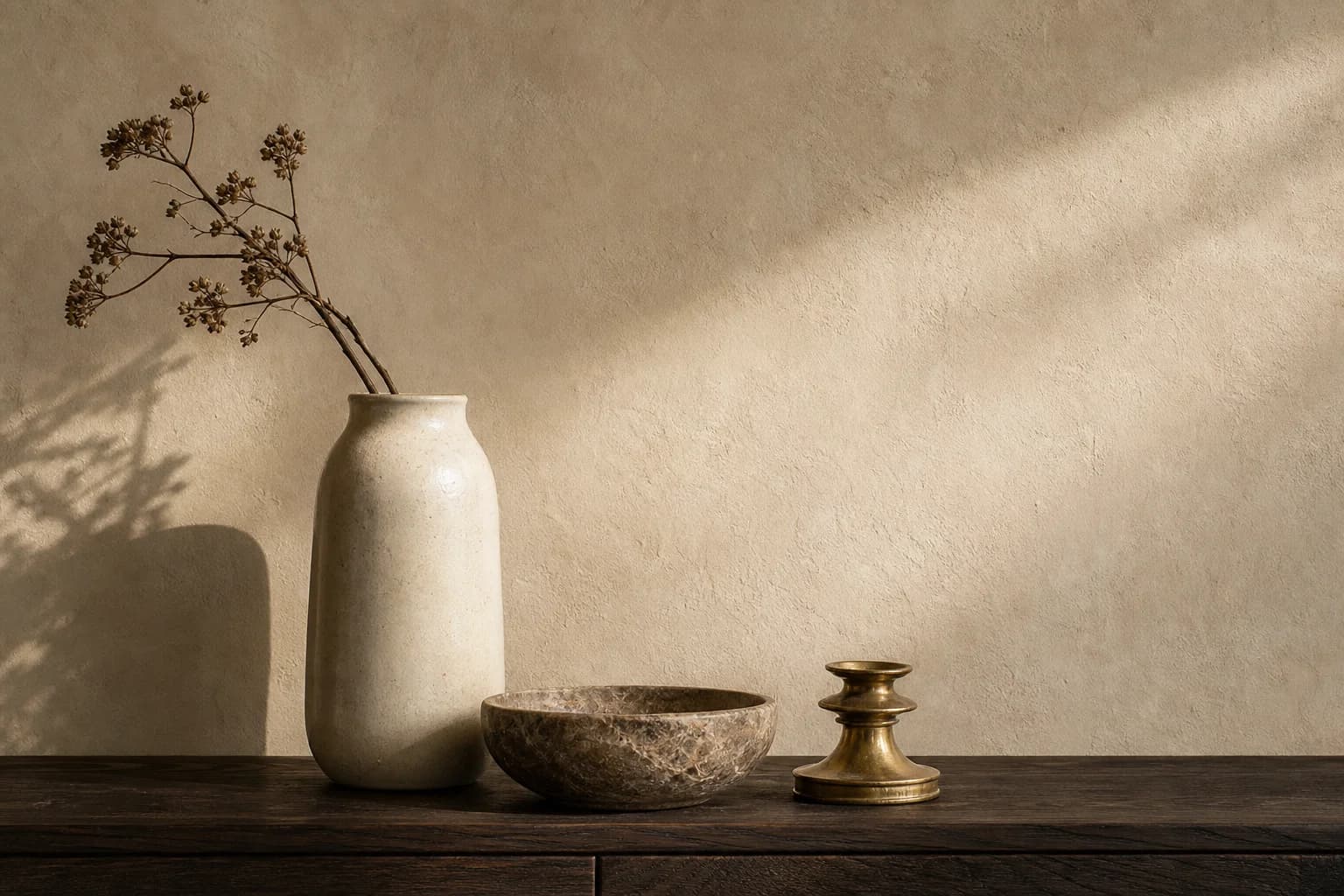 Vases et objets en céramique et pierre MaisondAix composés par trois sur un plateau de bois